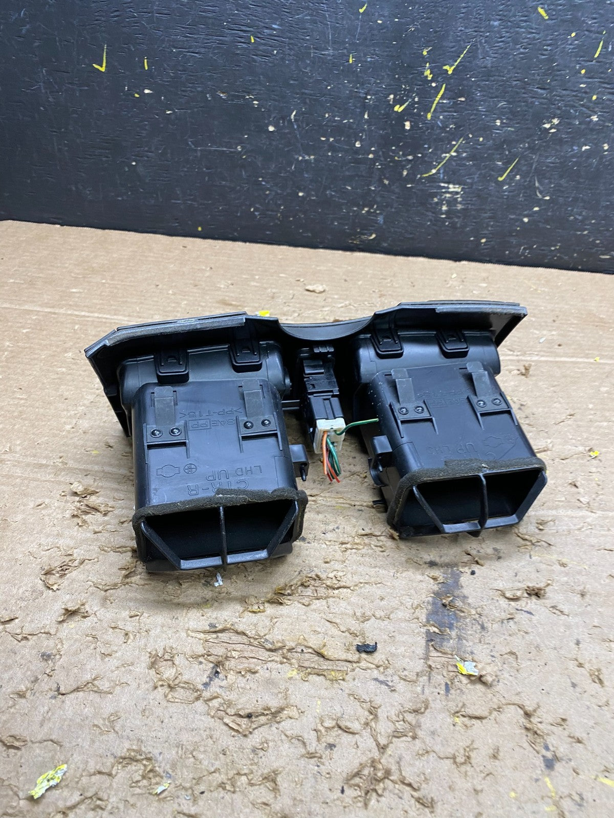 2000 2001 Infiniti I30 Center Dashboard Air Vent OEM x1602 DG4