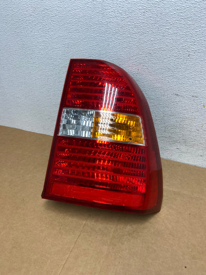 2005 to 2007 Kia Sportage Right Passenger Side RH Side Tail Light AD4429 LK0