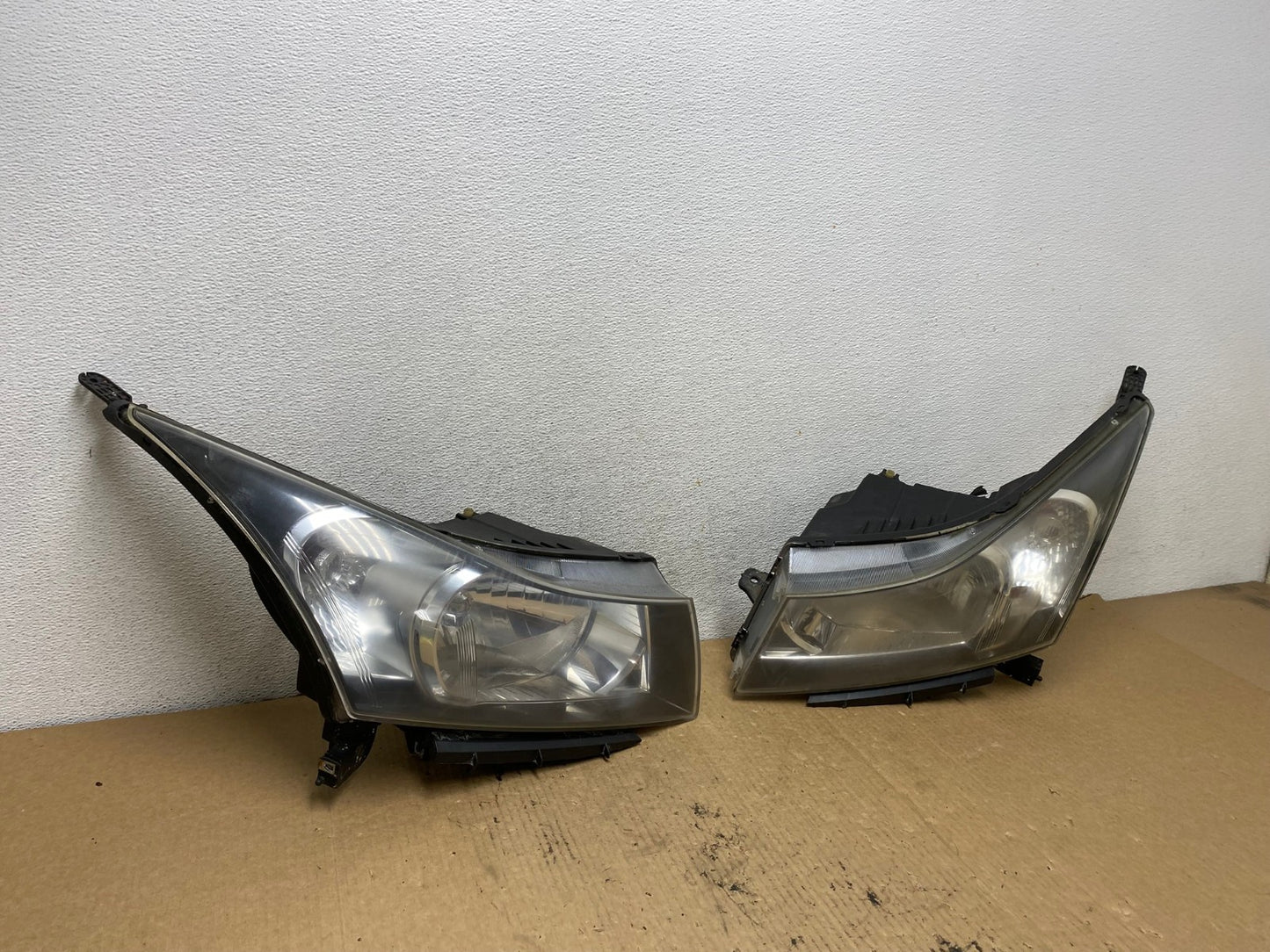 2011 to 2015 Chevrolet Cruze Halogen Left+Right Set Headlights AG2154 LK2