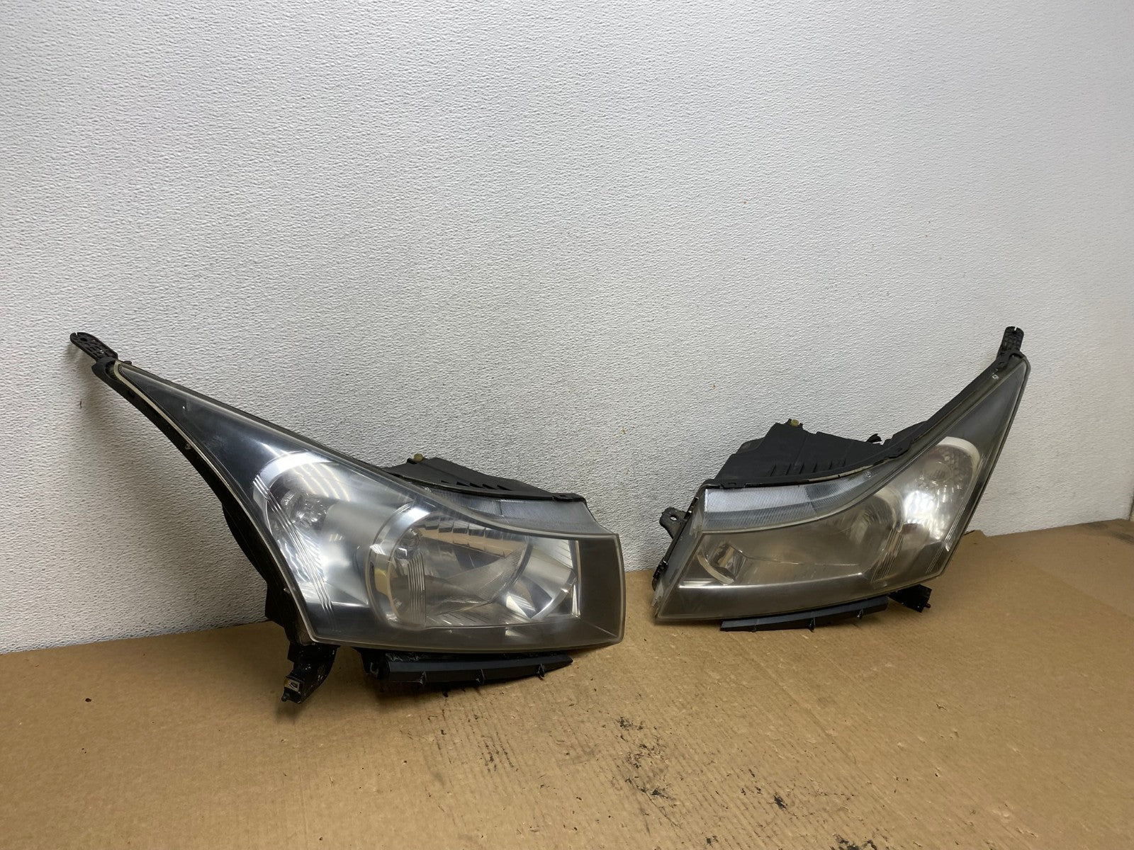 2011 to 2015 Chevrolet Cruze Halogen Left+Right Set Headlights AG2154 LK2