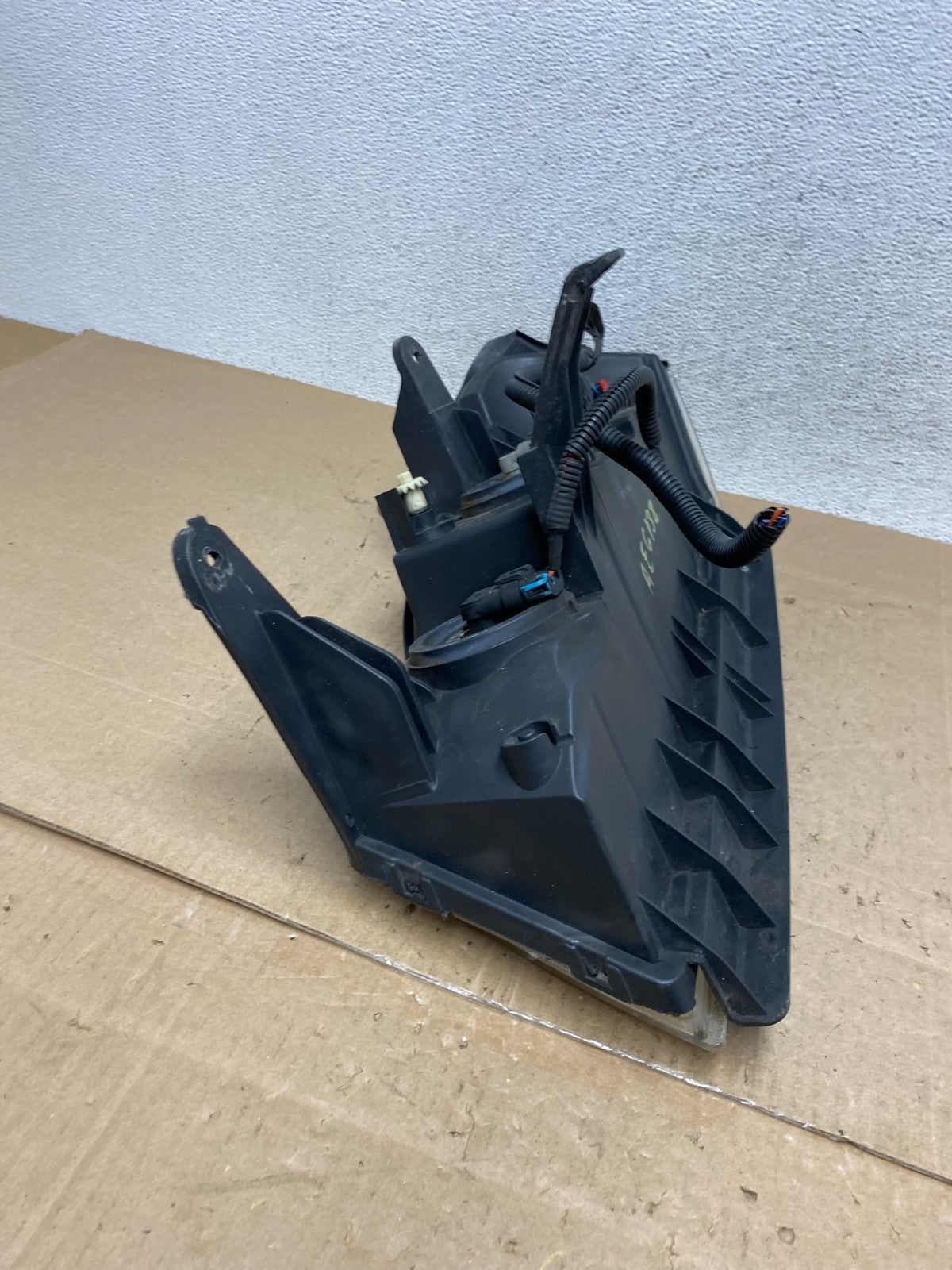 2006 to 2007 Saturn Vue Headlight Right Passenger Side Halogen AE6138 DW9