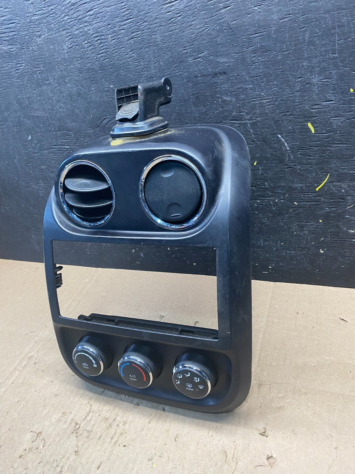 2011 to 2017 Jeep Compass Dash Climate Temperature Control Radio Bezel R8967 DG2