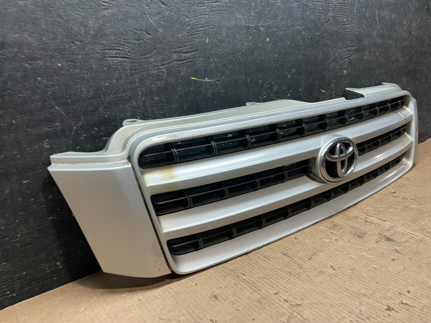 2001 to 2003 Toyota Highlander Front Upper Grille Grill With Emblem OEM Z8085 DG1