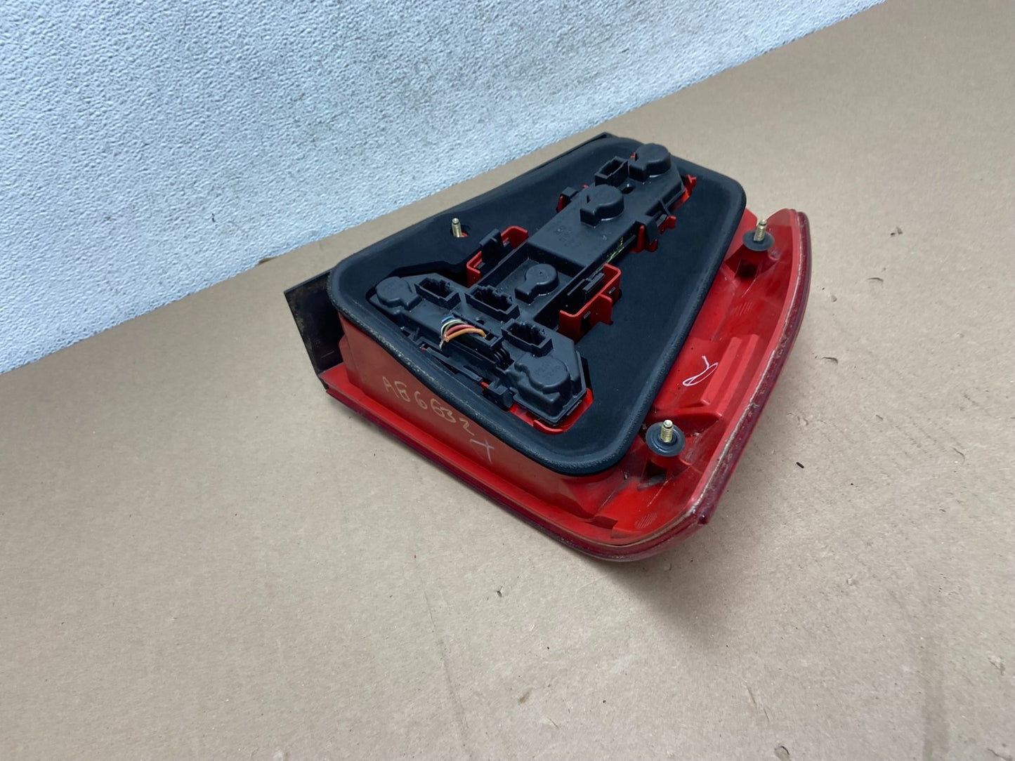 2004 to 2005 Volkswagen Jetta Left Driver LH Side Tail Light AG6632 DW4