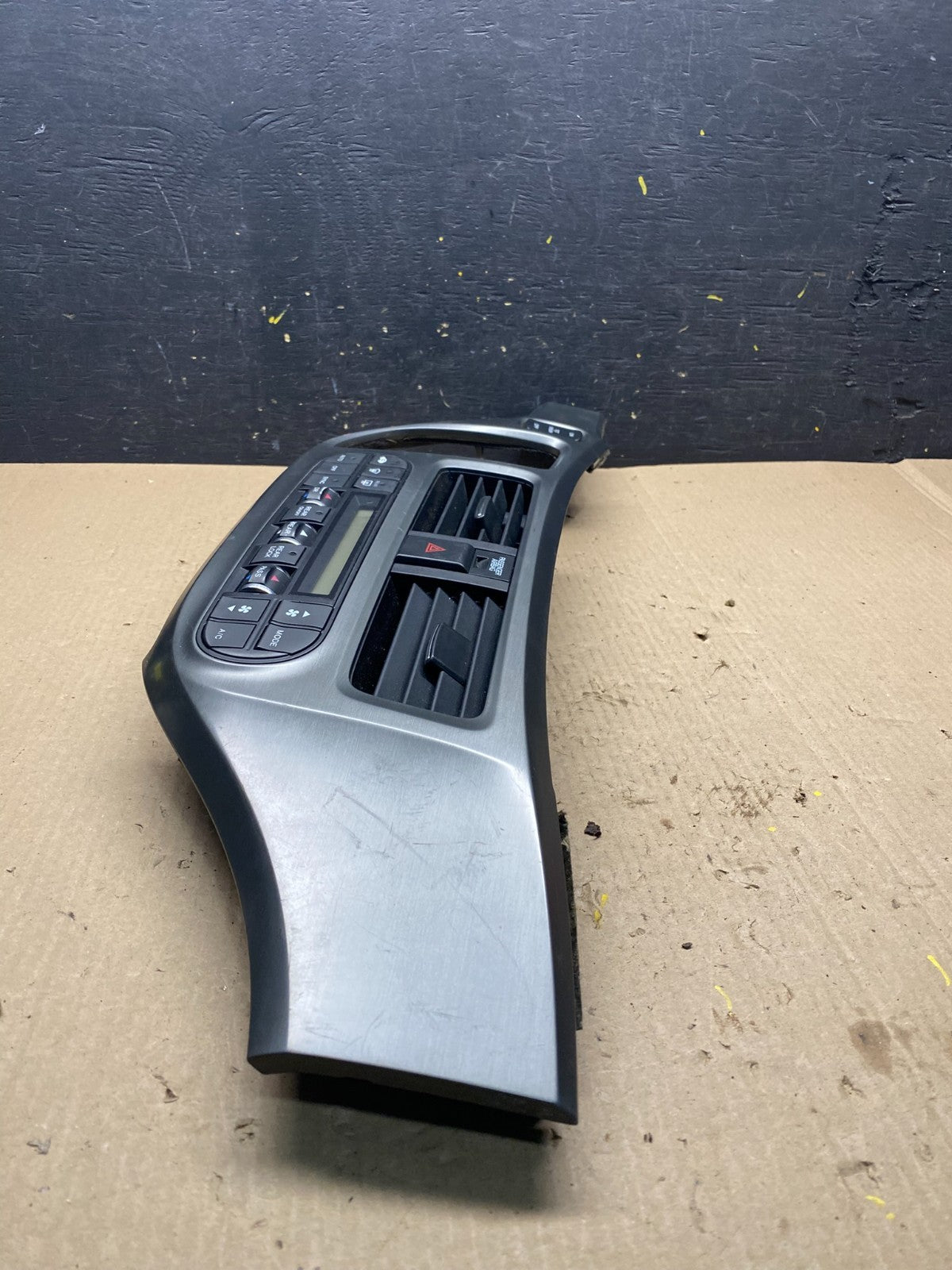 2005 to 2010 Honda Odyssey  Radio Climate Control Dash Trim Bezel Q7067 DG4