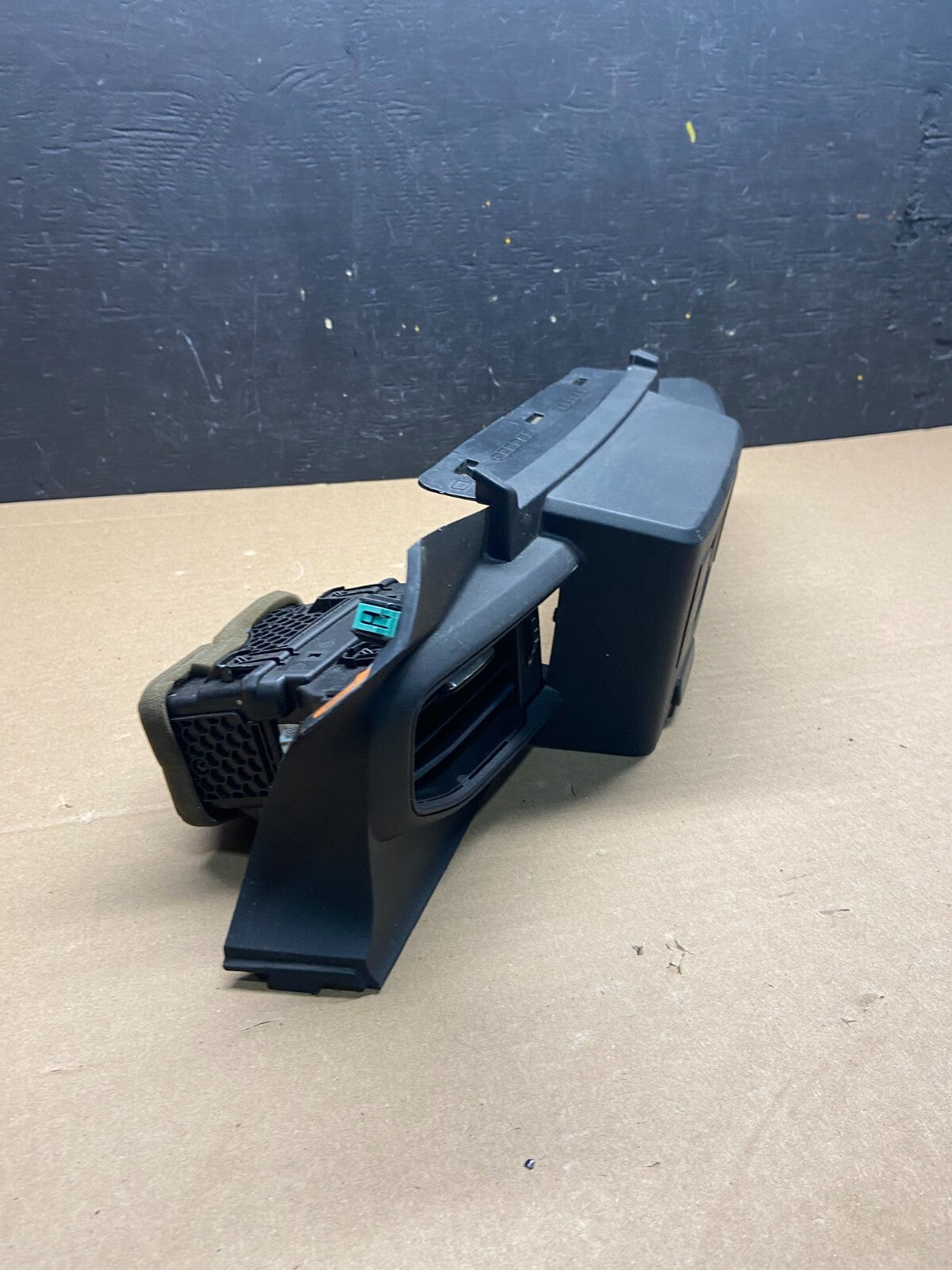 2020 to 2023 Ford  Explorer Console Radio Display Screen Air Vents L1855 DG Oem1