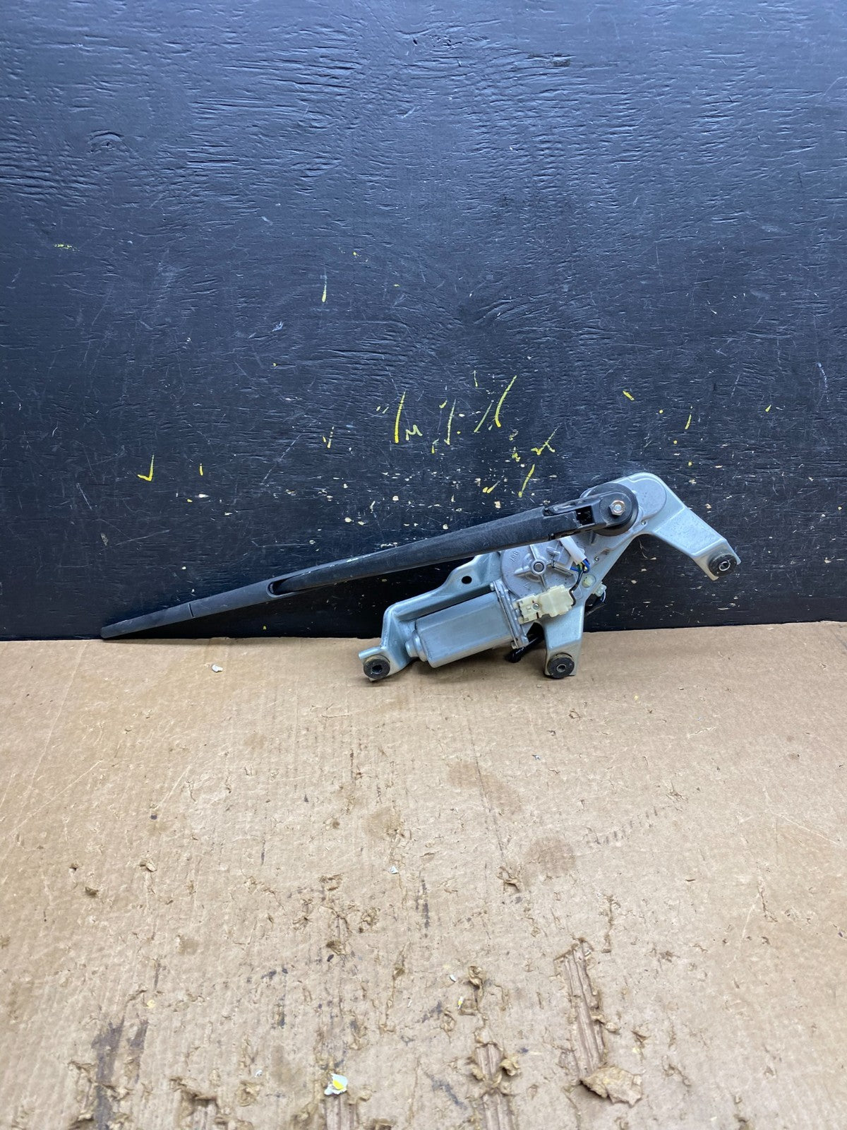 2005 to 2009 Subaru Legacy Outback Rear Windshield Wiper Motor Z96600
