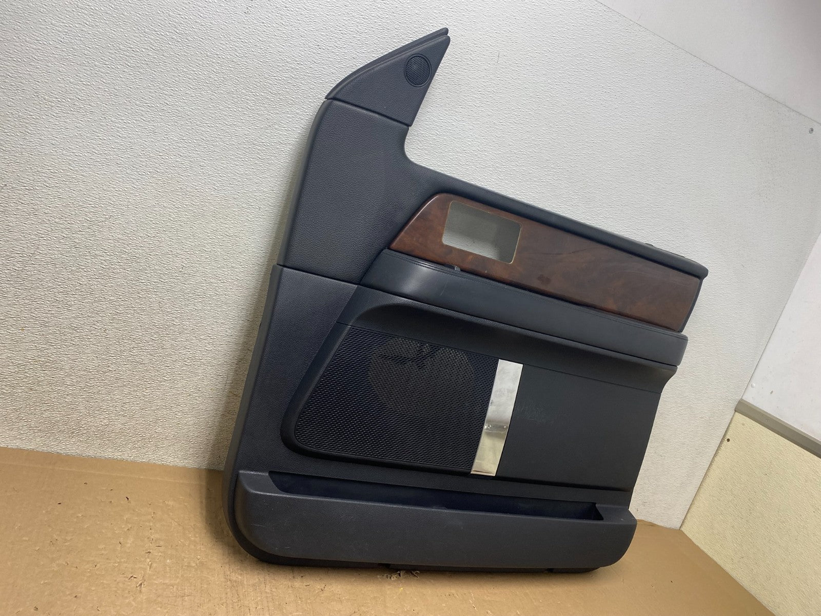 2007-2014 Lincoln Navigator Right Passenger Front Door Panel OEM S0849 DG2