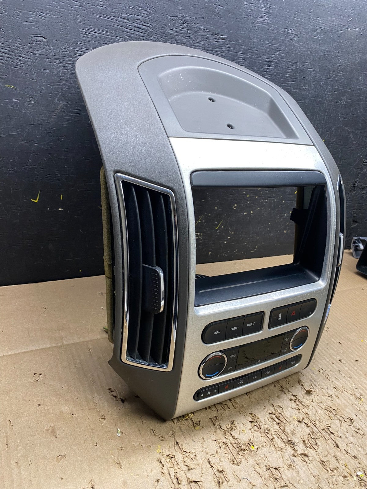 2007 - 2010 Ford Edge Heater Climate Control Radio Control Dash Bezel V7477 DG3