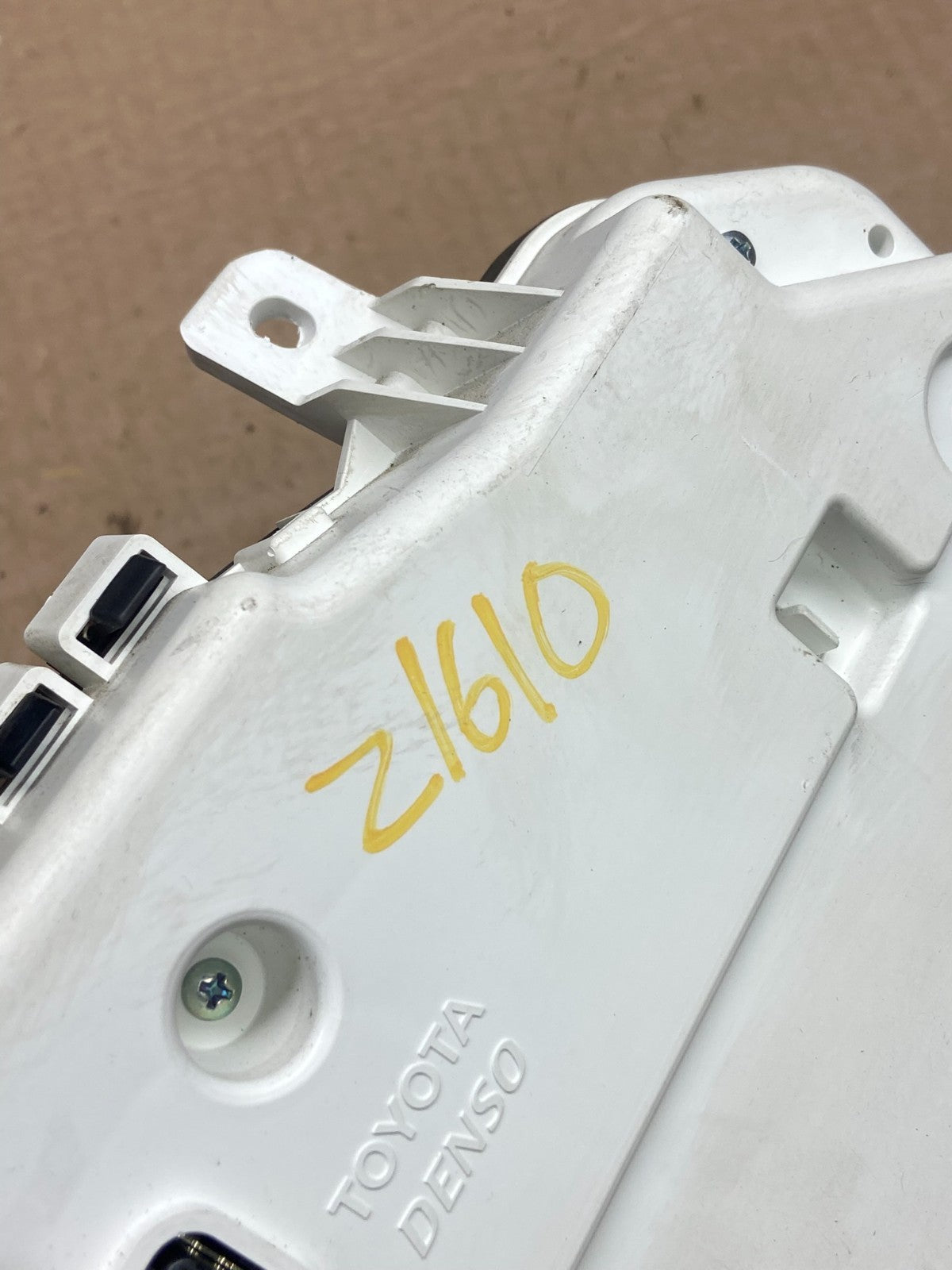 2006 Toyota Sienna Speedometer Cluster Gauge OEM Z1610 DG8