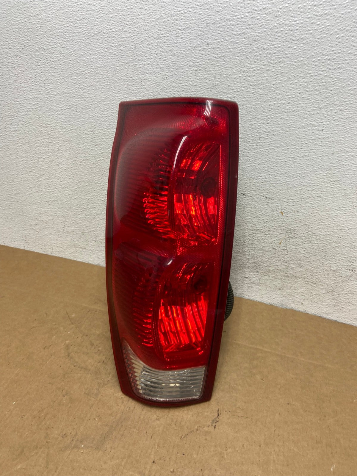 2002 to 2006 Chevrolet Avalanche Left Driver LH Tail Light AD6165 LK0