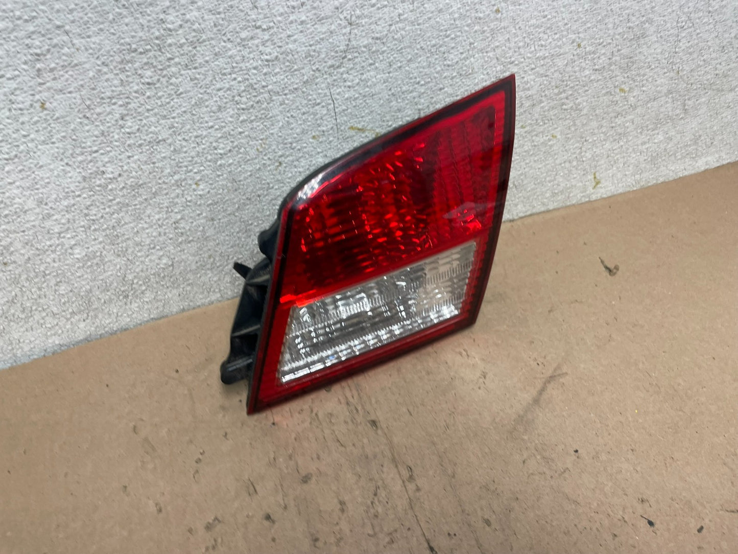 2002-2004 Infiniti i35 Inner Right Passenger Rh Side Tail Light Q4507 DW2