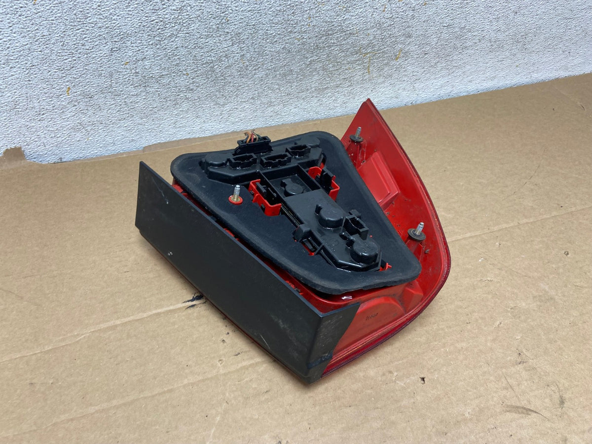 2004 to 2005 Volkswagen Jetta Right Passenger RH Side Tail Light AH7769 LK4