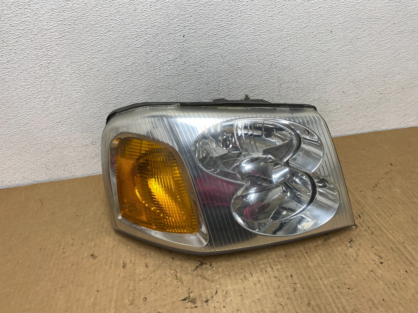 2002 to 2009 Gmc Envoy Right Passenger RH Side Headlight Halogen AC8165 DW0