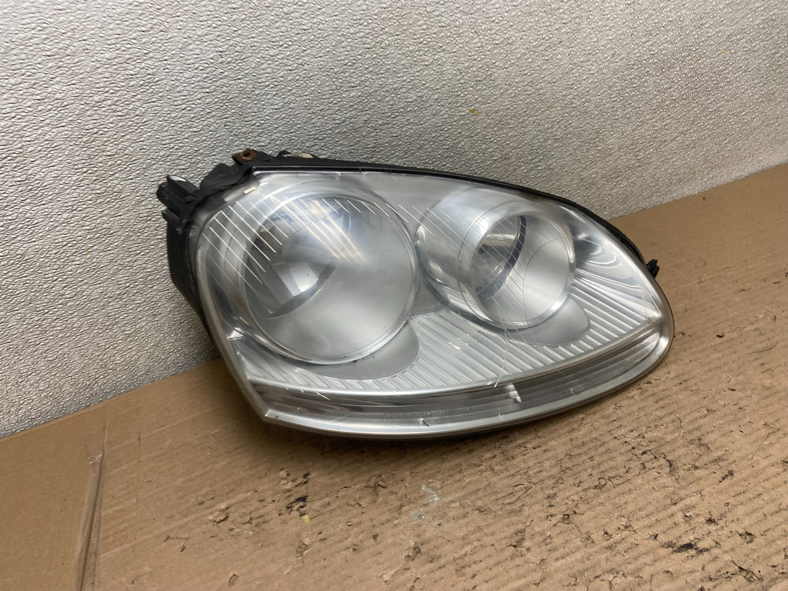 2005 - 2010 Volkswagen Jetta Right Passenger RH Side Headlight Halogen AA9541 DW2