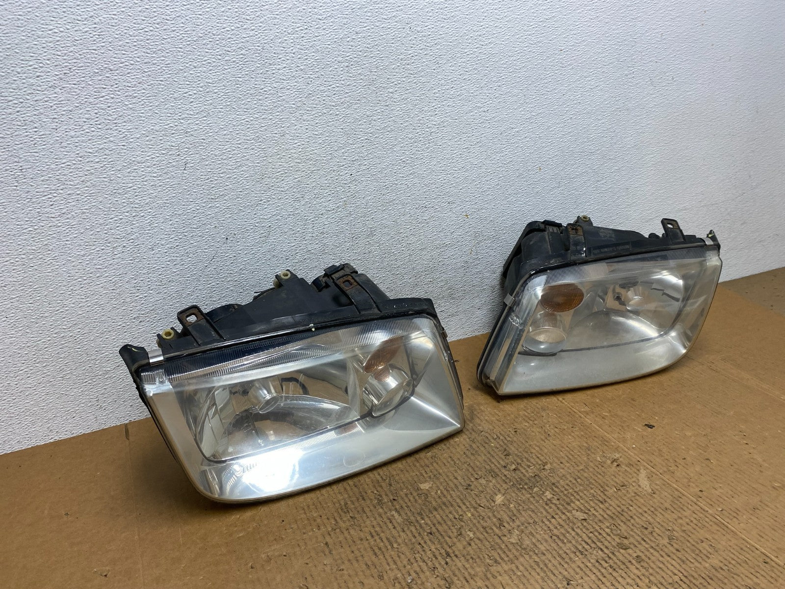2002 to 2004 Volkswagen Jetta Left+Right Headlights AE2623 DW2