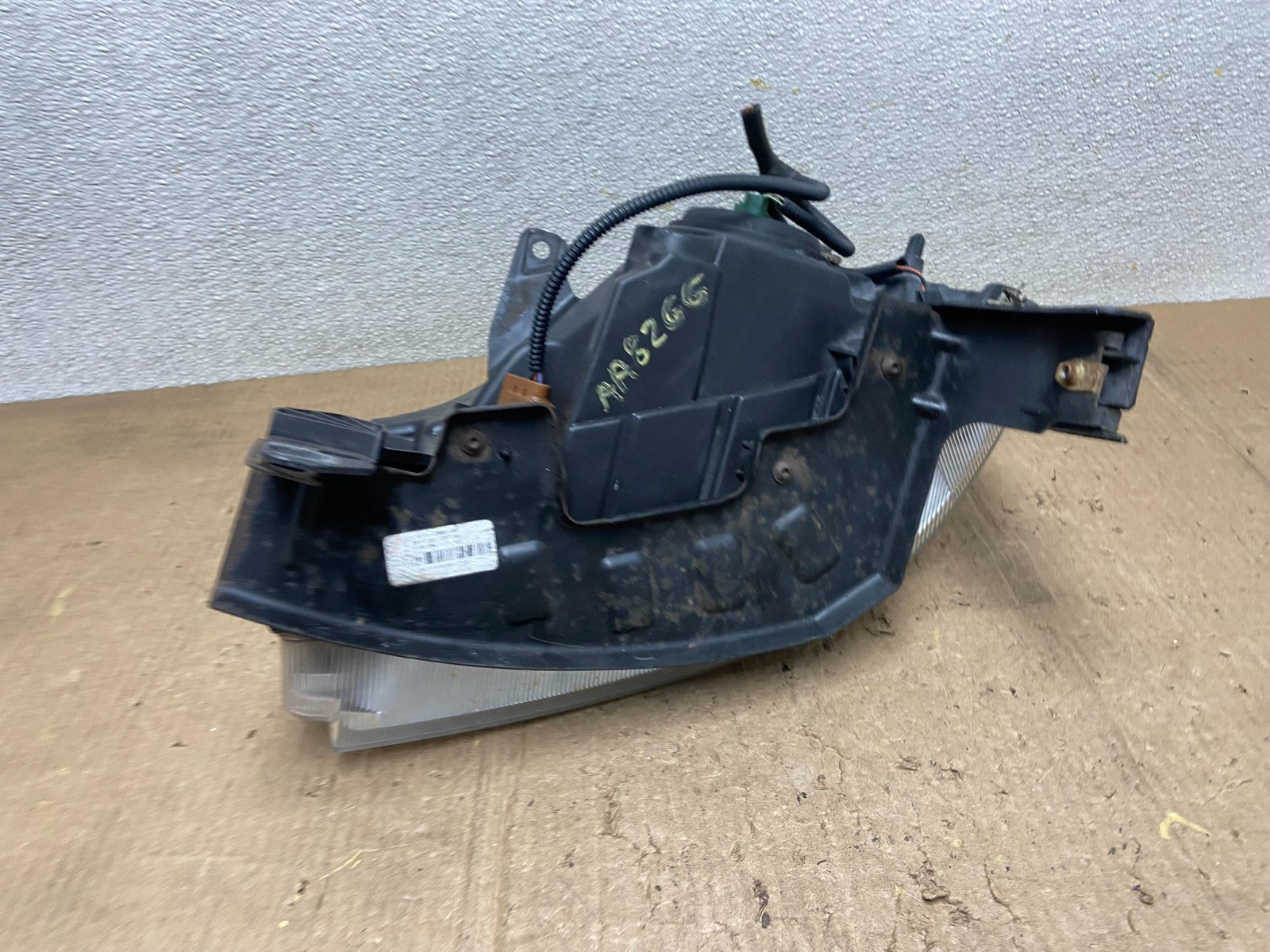 2005 - 2007 Ford Freestyle Right Passenger RH Side Halogen Headlight AA8266 DW6