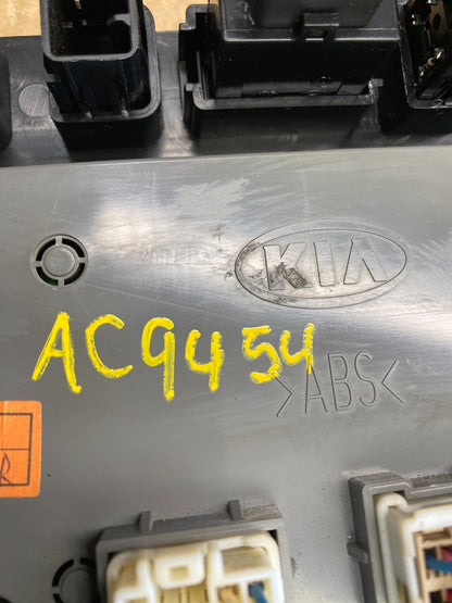 2004 - 2006 Kia Spectra5 Radio Heater A/C Climate Control Bezel AC9454 DG5