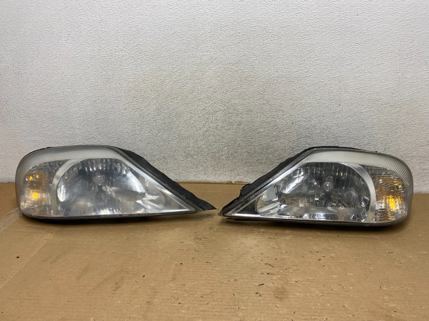 2000 to 2005 Mercury Sable Left+Right Side Halogen Headlights AG9233 DW0