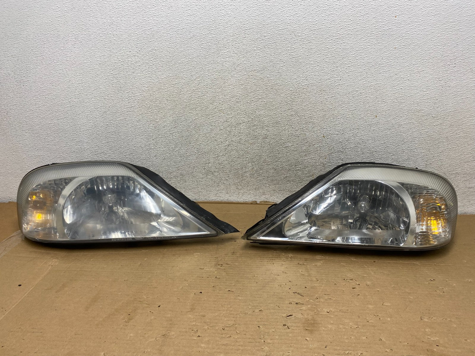 2000 to 2005 Mercury Sable Left+Right Side Halogen Headlights AG9233 DW0
