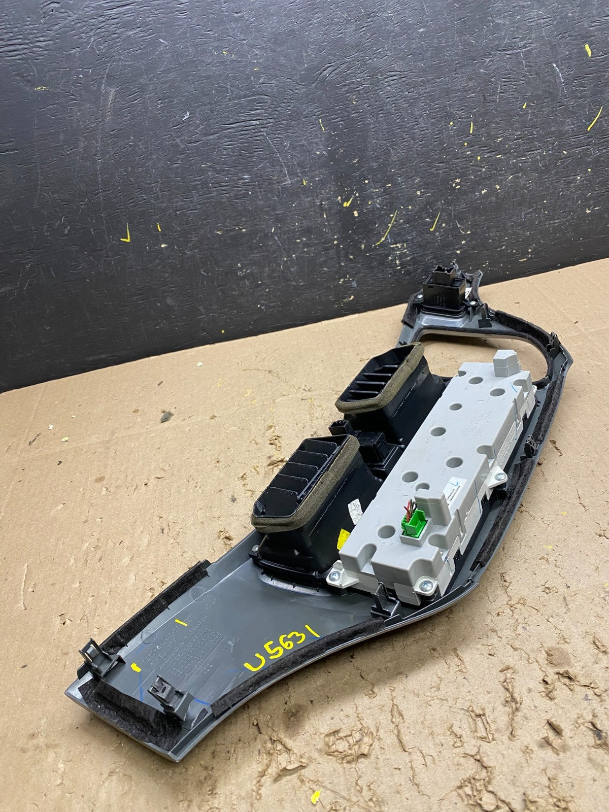 2005 to 2010 Honda Odyssey  Radio Climate Control Dash Trim Bezel U5631 DG5