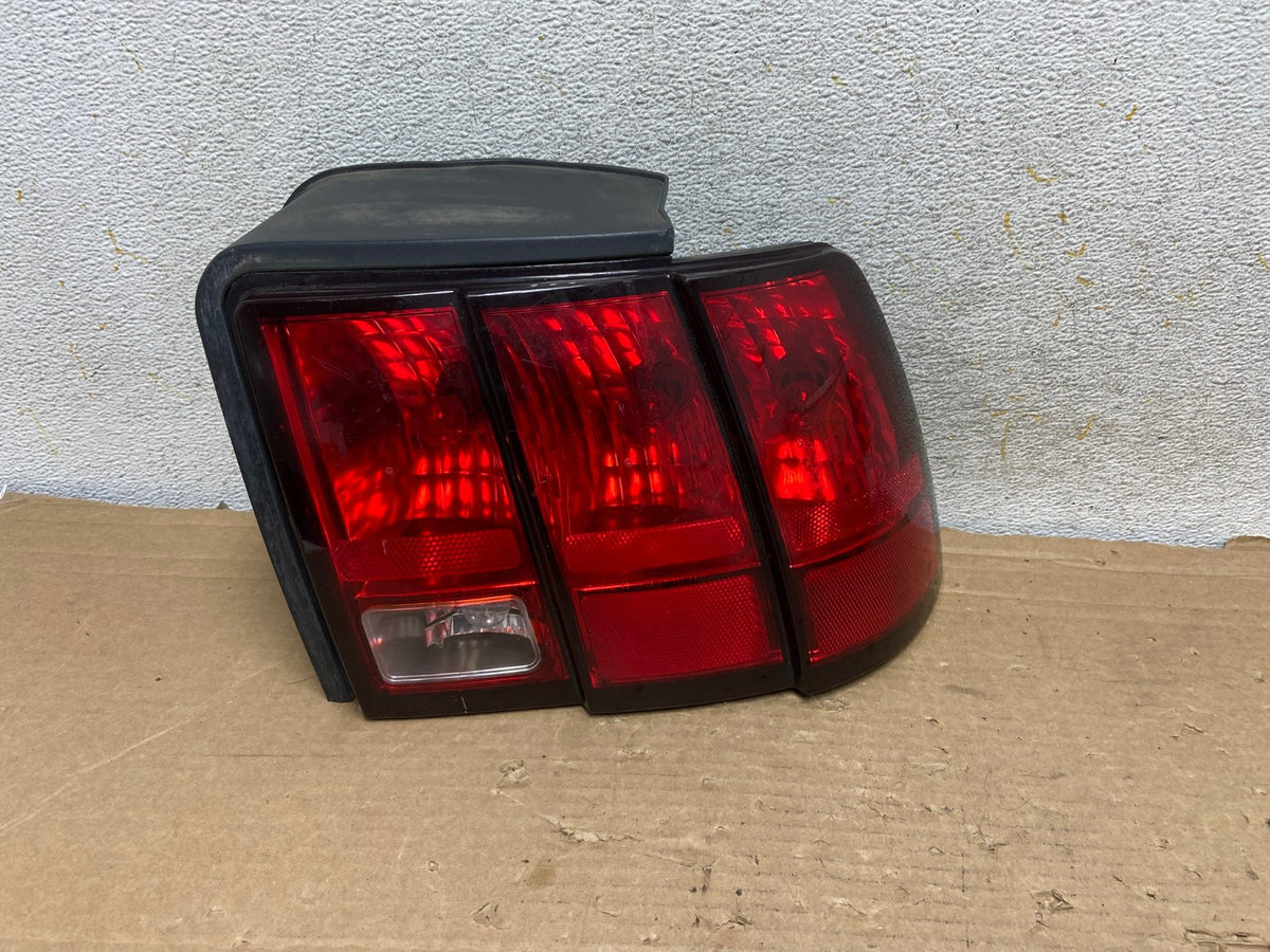 1999-2004 Ford Mustang Right Passenger Rh Side Tail Light AH8979 LK0