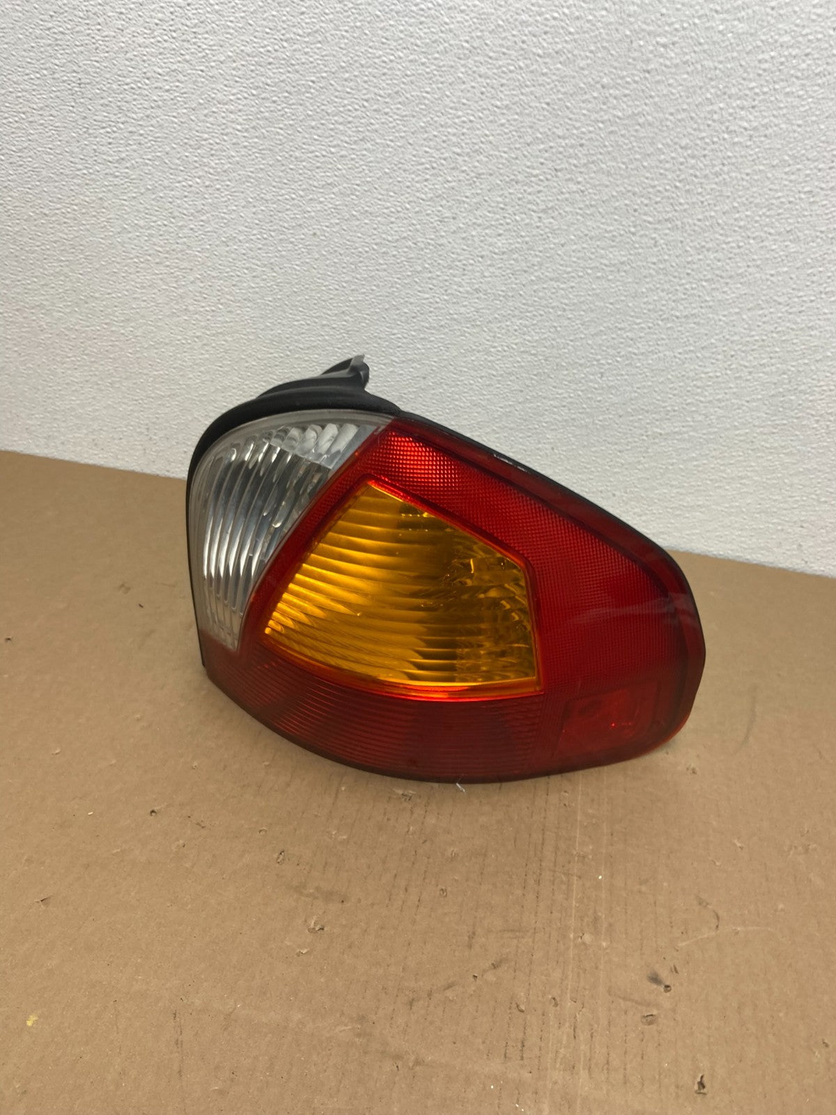 2001 - 2004 Hyundai Santa Fe Right Passenger Rh Side Tail Light AB6388 DW0