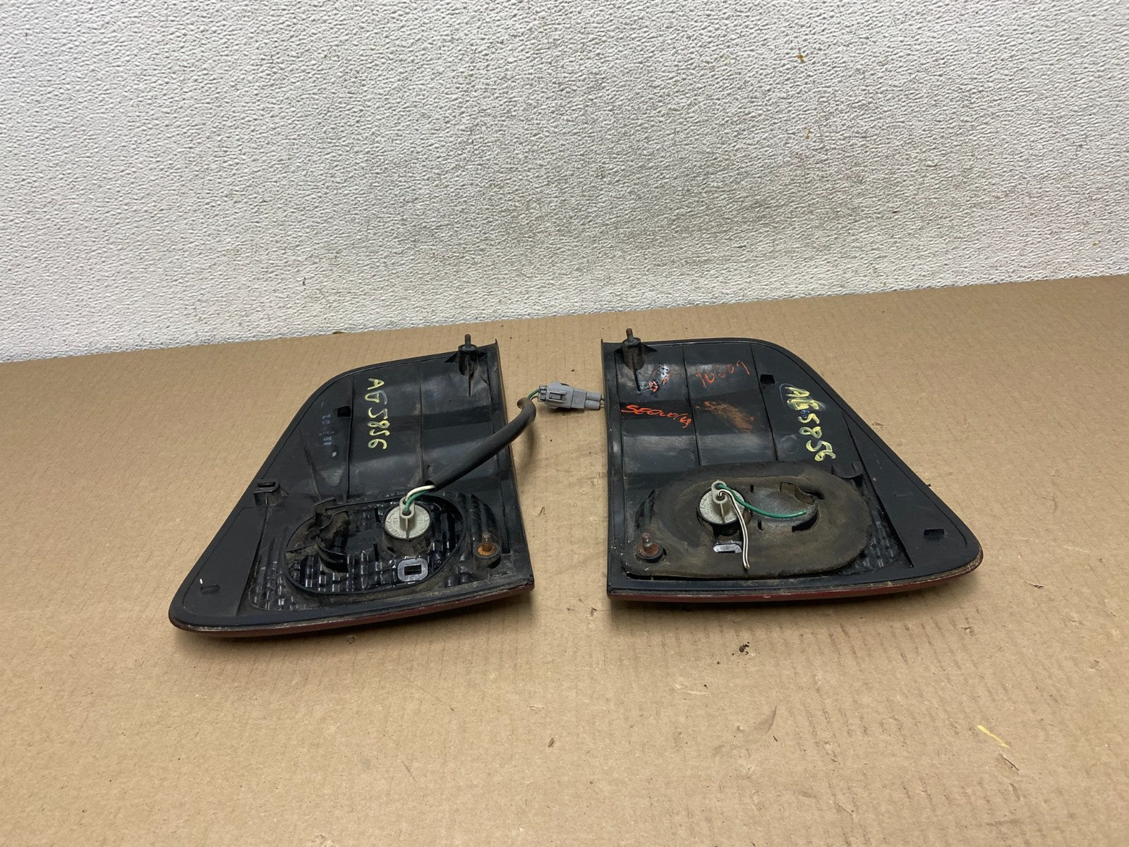 2001- 2004 Toyota Sequoia Left+Right Side Tail lights Inner AG5856 DW11