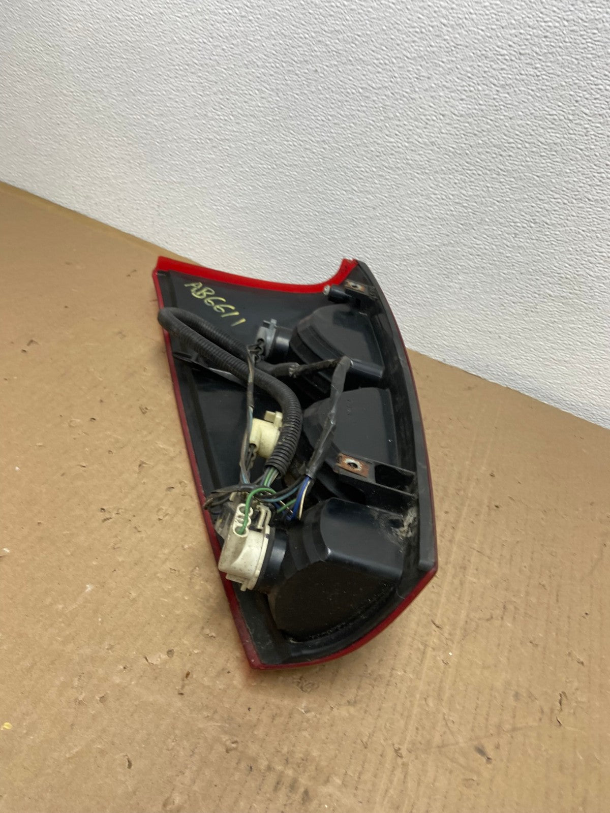 2002 - 2006 Chevrolet Avalanche Right Passenger Rh Side Tail Light OEM AB6611 LK5