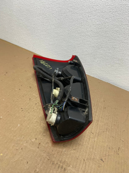 2002 - 2006 Chevrolet Avalanche Right Passenger Rh Side Tail Light OEM AB6611 LK5