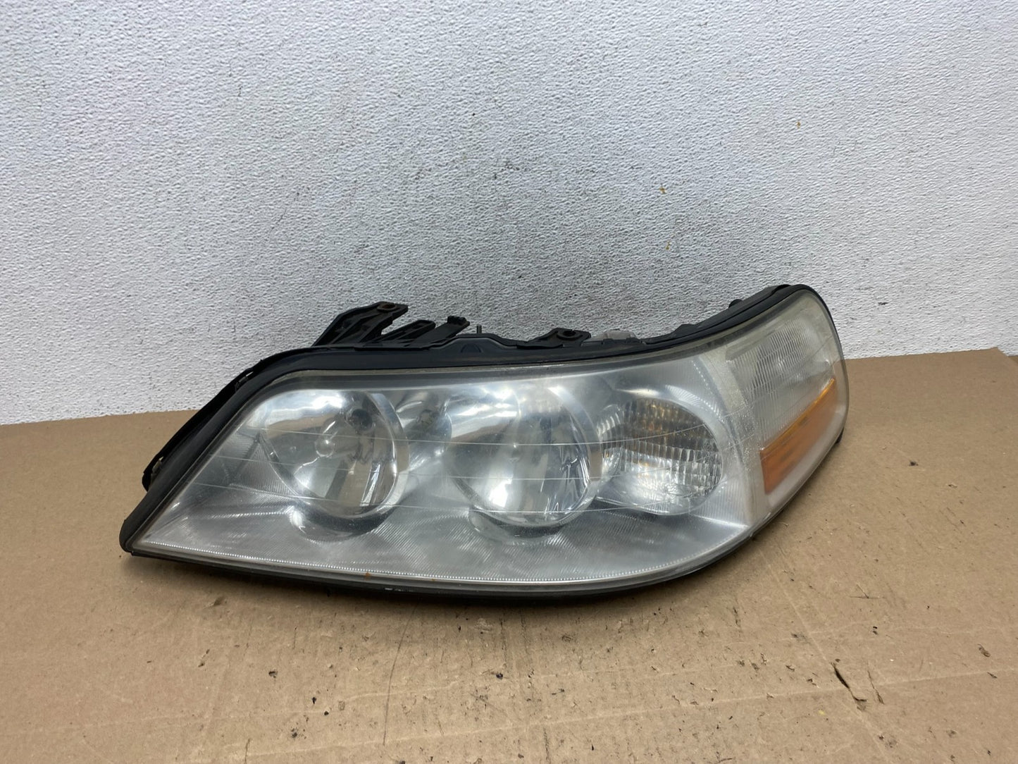2005 to 2011 Lincoln Town Car Left Driver LH Side Headlight AE6132 DW0
