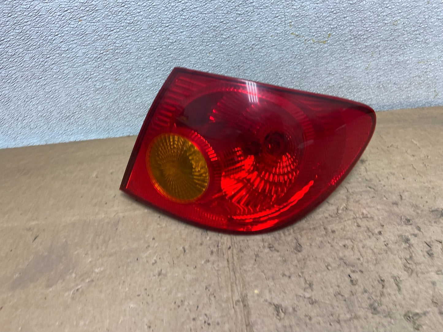 2003 to 2005 Toyota Corolla Right Passenger RH Side Tail Light Oem Y7140 DW0