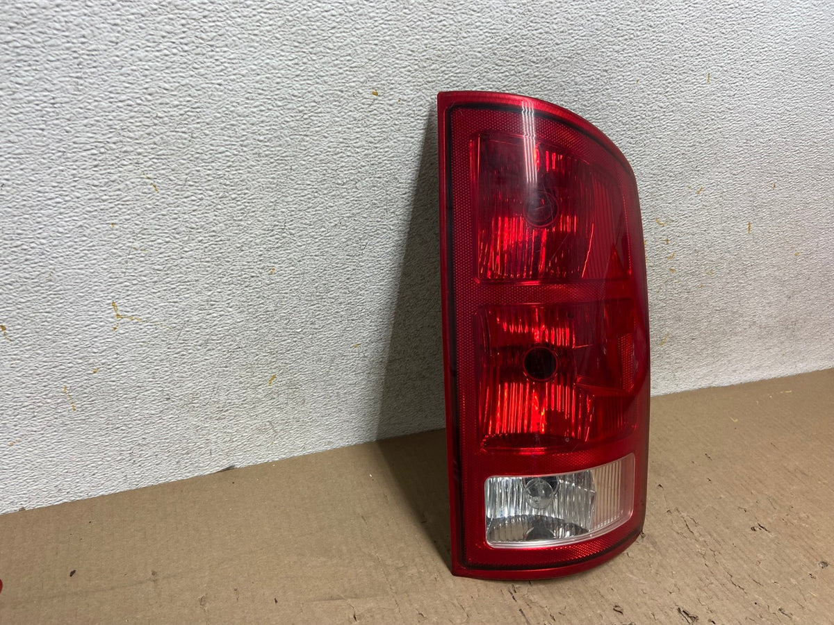 2002 to 2006 Dodge Ram 1500 Right passenger Rh side Tail Light AH5942 LK1