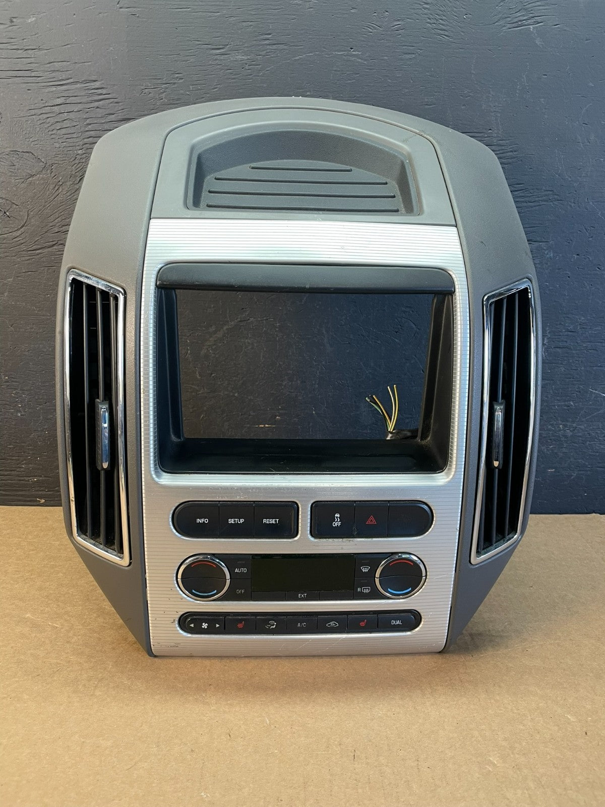 2007 - 2010 Ford Edge Heater Climate Control Radio Control Dash Bezel ac9977 DG0