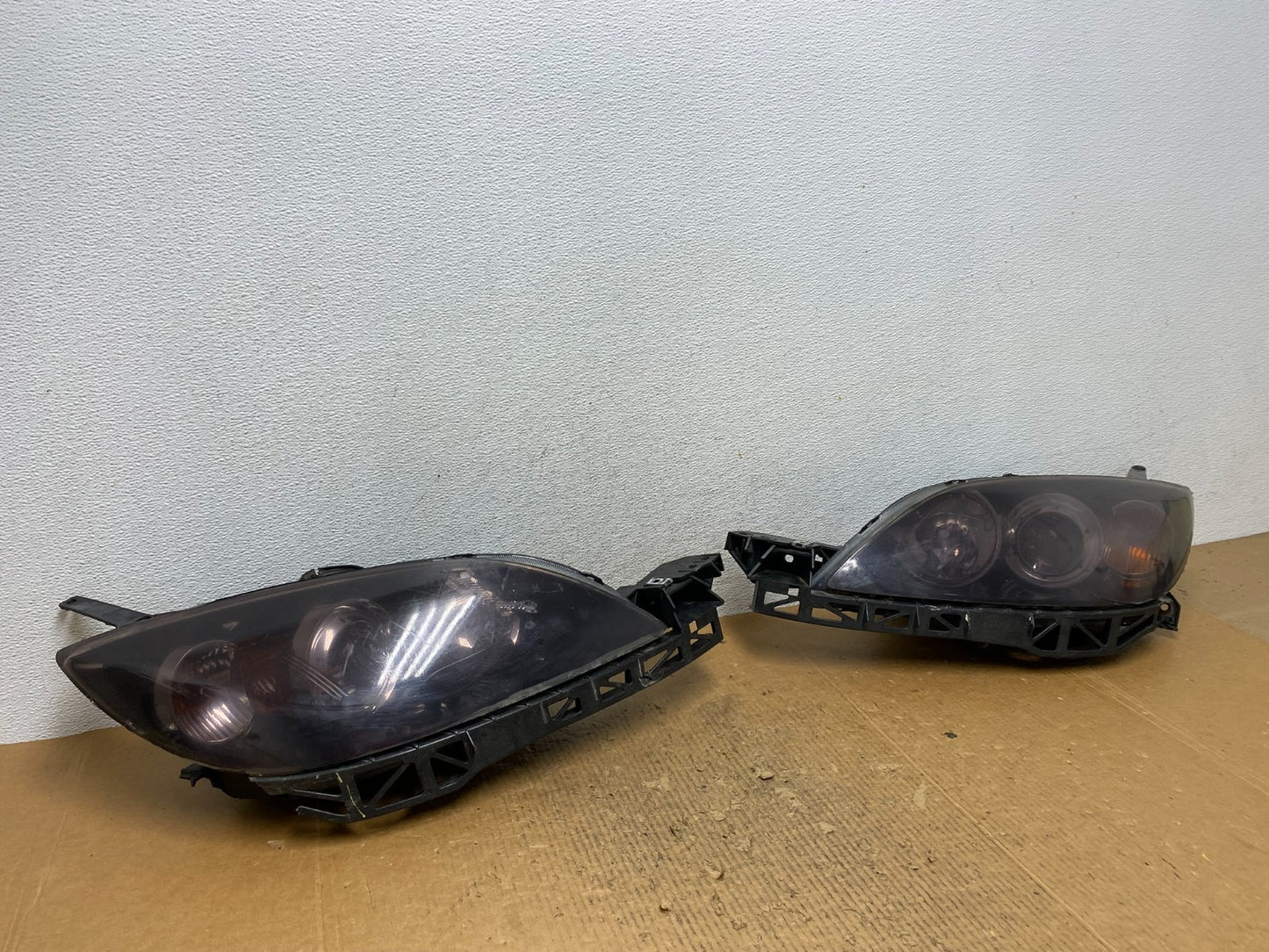 2004 to 2009 Mazda 3 Hatchback Left+Right Side Headlights AE2756 DW2