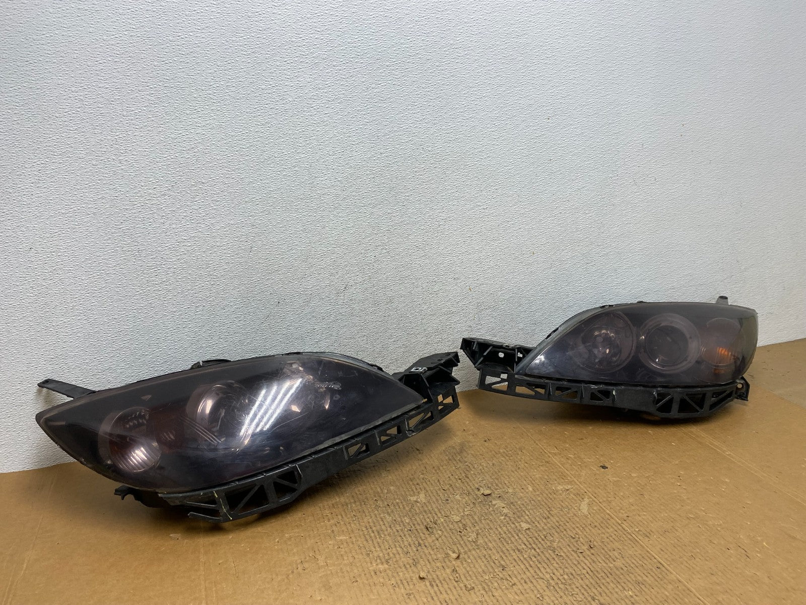 2004 to 2009 Mazda 3 Hatchback Left+Right Side Headlights AE2756 DW2