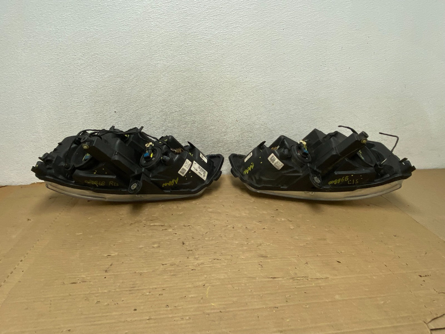 2008 to 2016 Chrysler Town and Country Left+Right Side Headlights AG8276 DW7