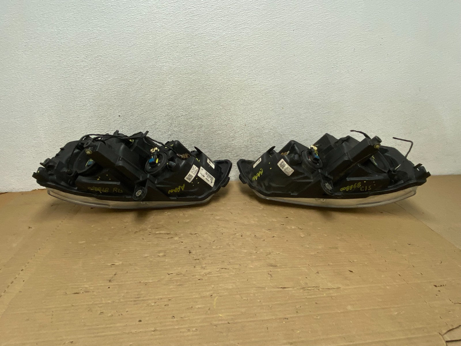2008 to 2016 Chrysler Town and Country Left+Right Side Headlights AG8276 DW7