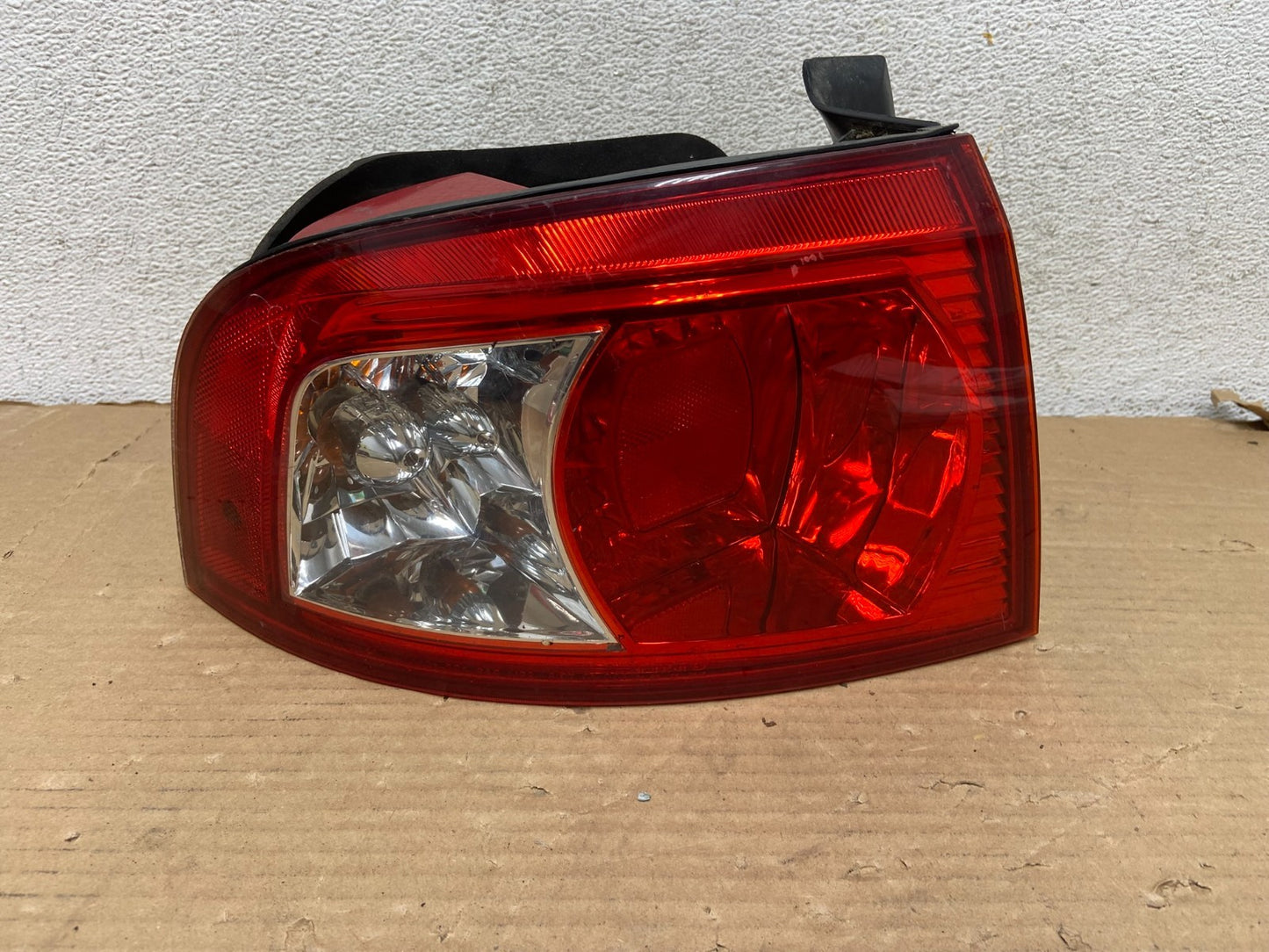 2003-2006 Kia Optima Left Driver LH Side Tail Light AG8170 DW0