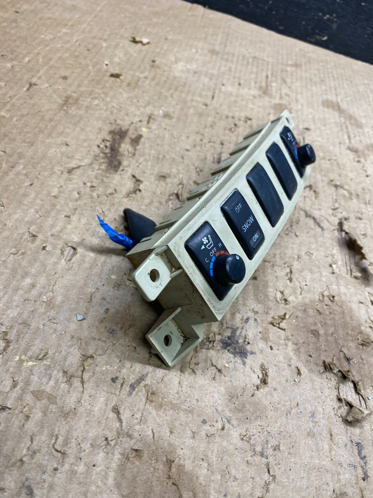 2006-2010 Infiniti M35 Center Console Heated Seats Control Switches OEM Z7390 DG2