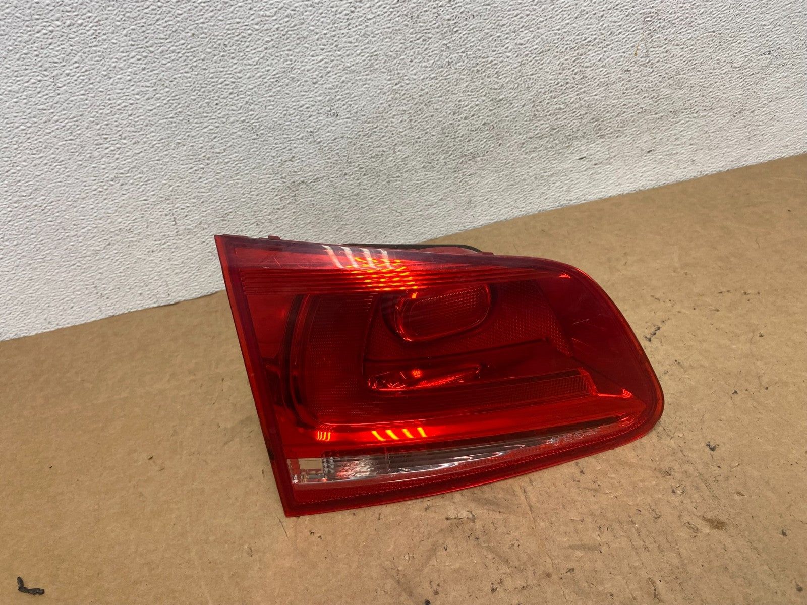 2011-2014 Volkswagen Touareg Left Driver LH Side Inner Tail Light AD5156 DG0