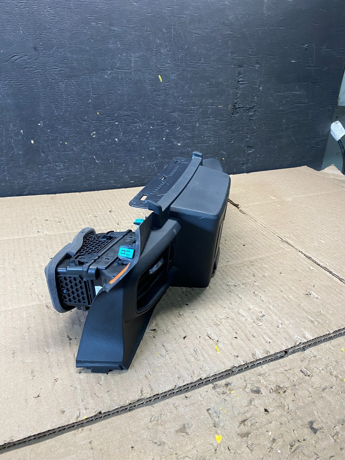 2020 to 2023 Ford Explorer Console Radio Display Screen Air Vents L6815 DG1