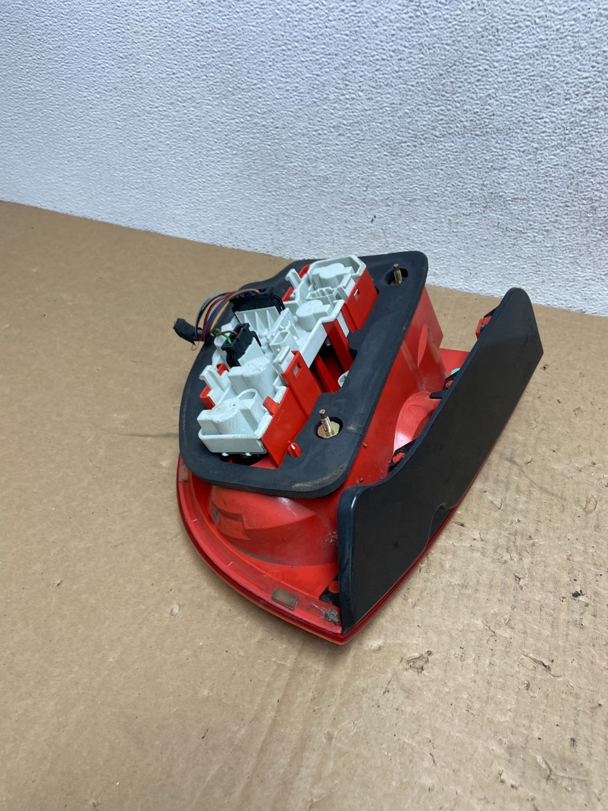 2001 to 2005 Volkswagen Left Driver LH Side Tail Light AG05686