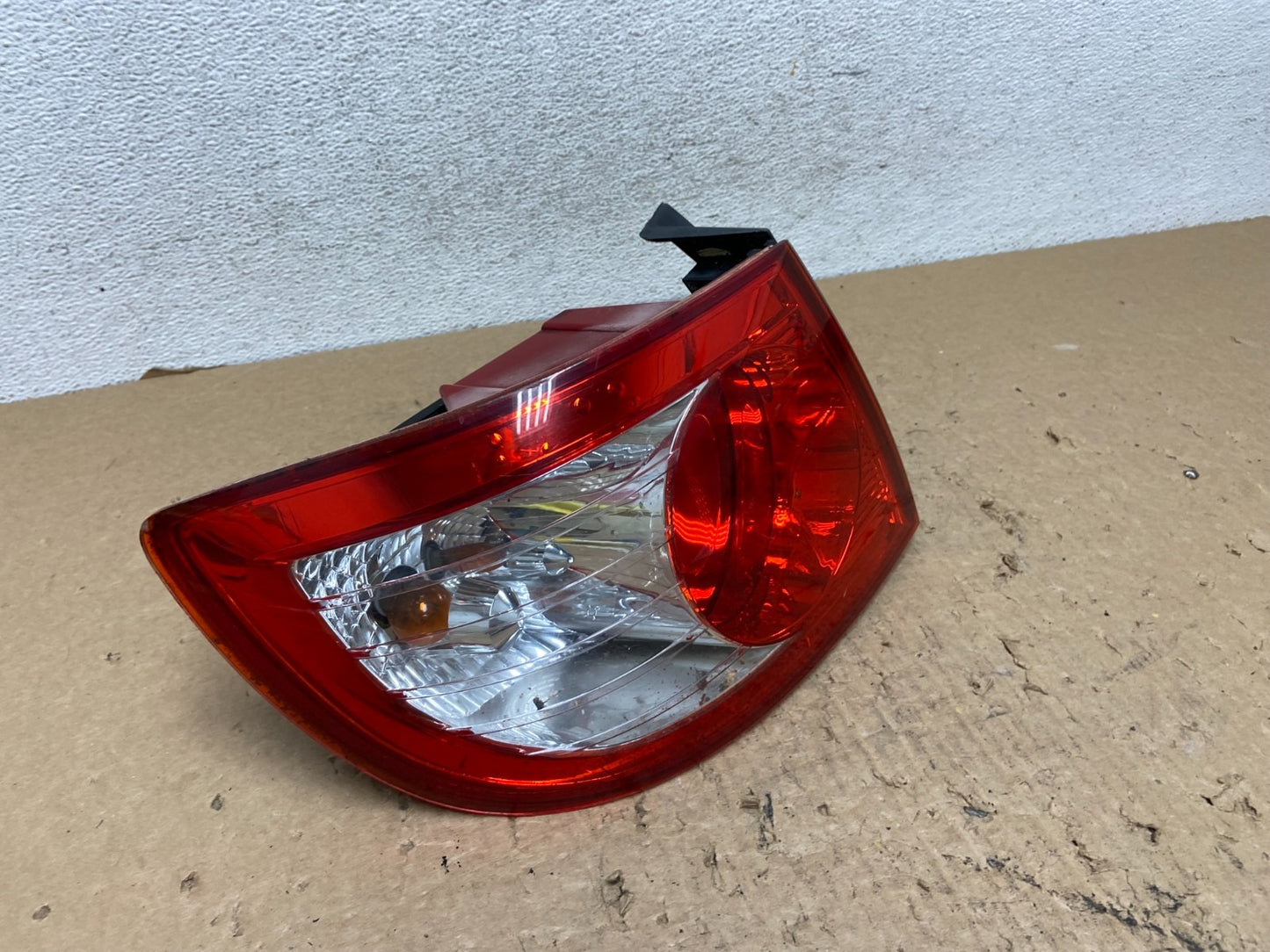 20004 to 2006 Hyundai Elantra Hatchback Left Driver Side Tail Light AF82272