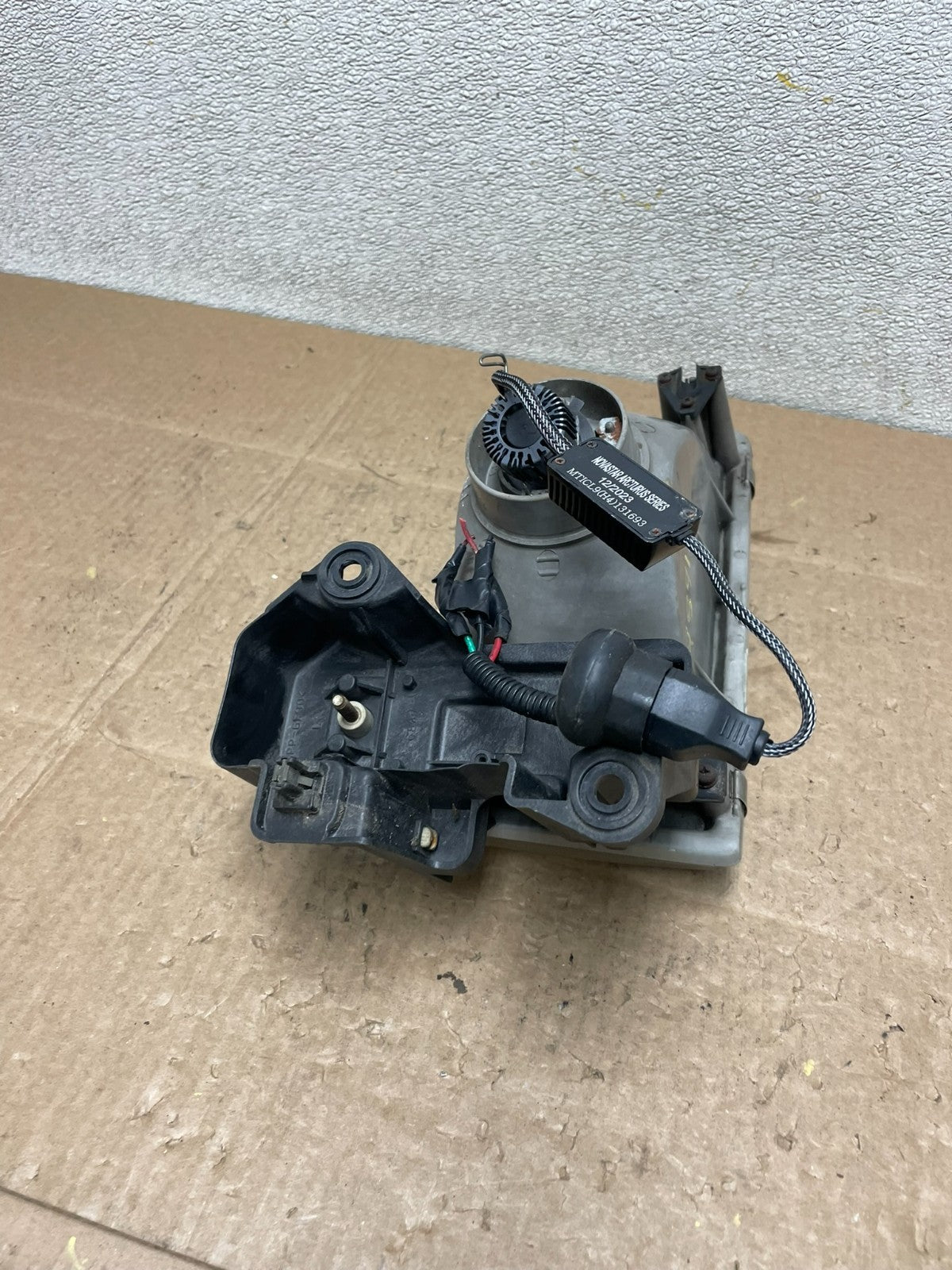 1996 to 1998 Mazda MPV Left Driver LH Headlight OEM Y8915 DW8