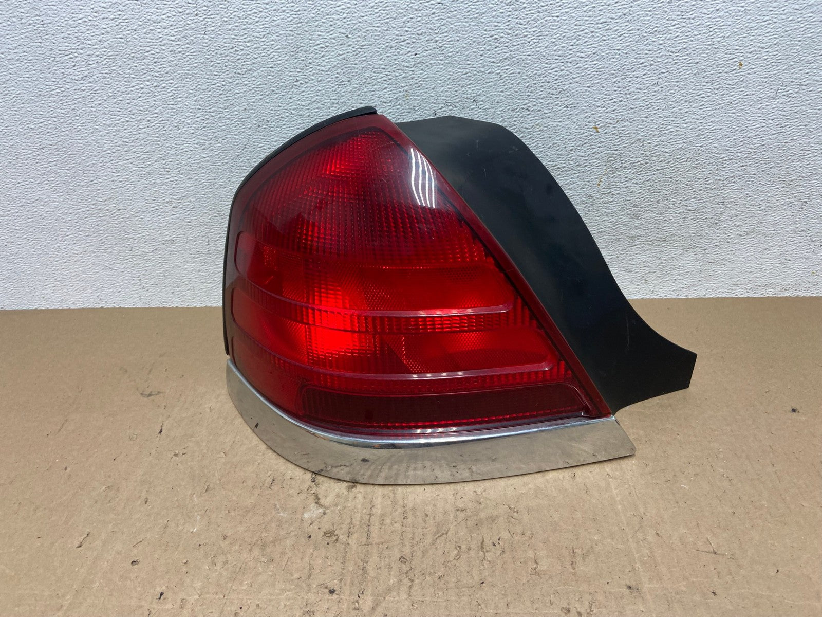 1998-2003 Ford Crown Victoria Left Driver Lh Side Tail Light AE6523 LK0