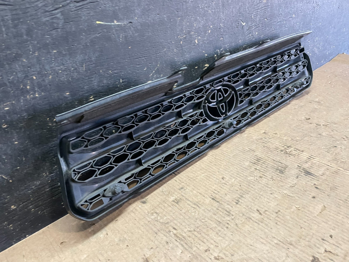 2004 2005 Toyota RAV4 Front Upper Grill Grille OEM Z8117 DG5