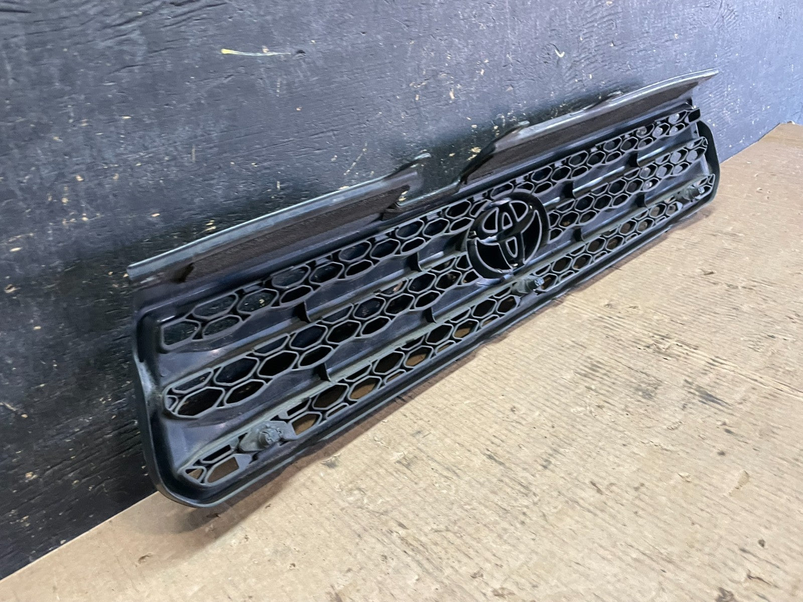 2004 2005 Toyota RAV4 Front Upper Grill Grille OEM Z8117 DG5