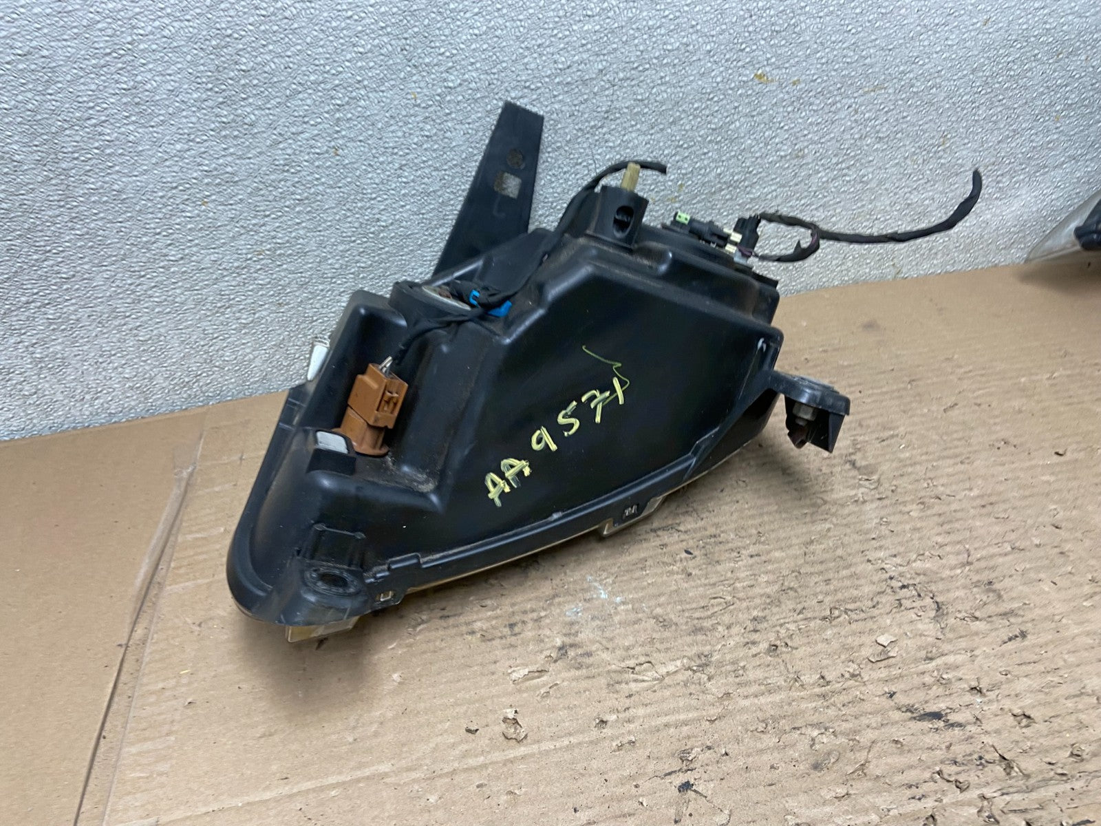 2011-2013 Jeep Grand Cherokee Right Passenger Halogen Headlight AA9571 DW8