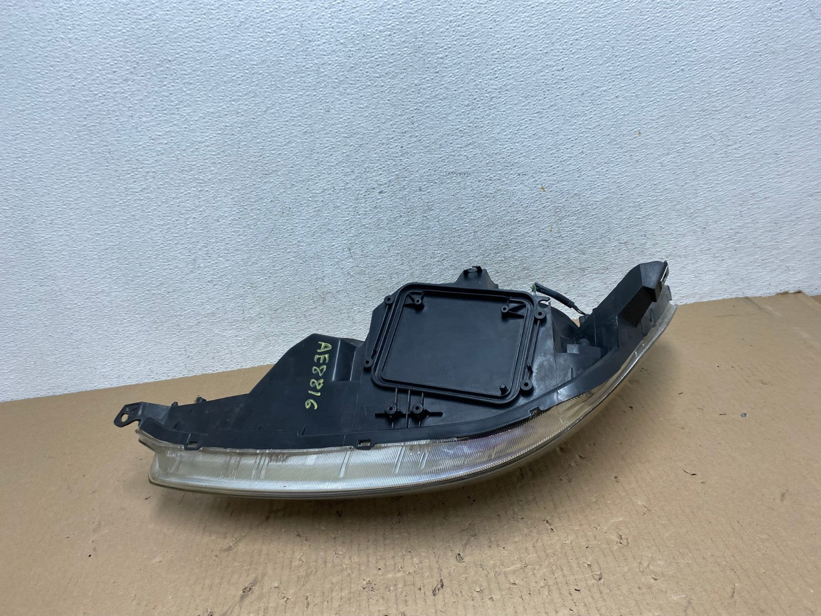 2004-2005 Toyota Sienna Right Passenger Halogen Headlight TYC AE8816 LK7
